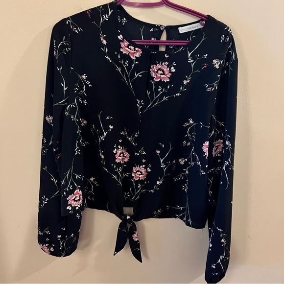 Lovely Blouse - Picture 1 of 6